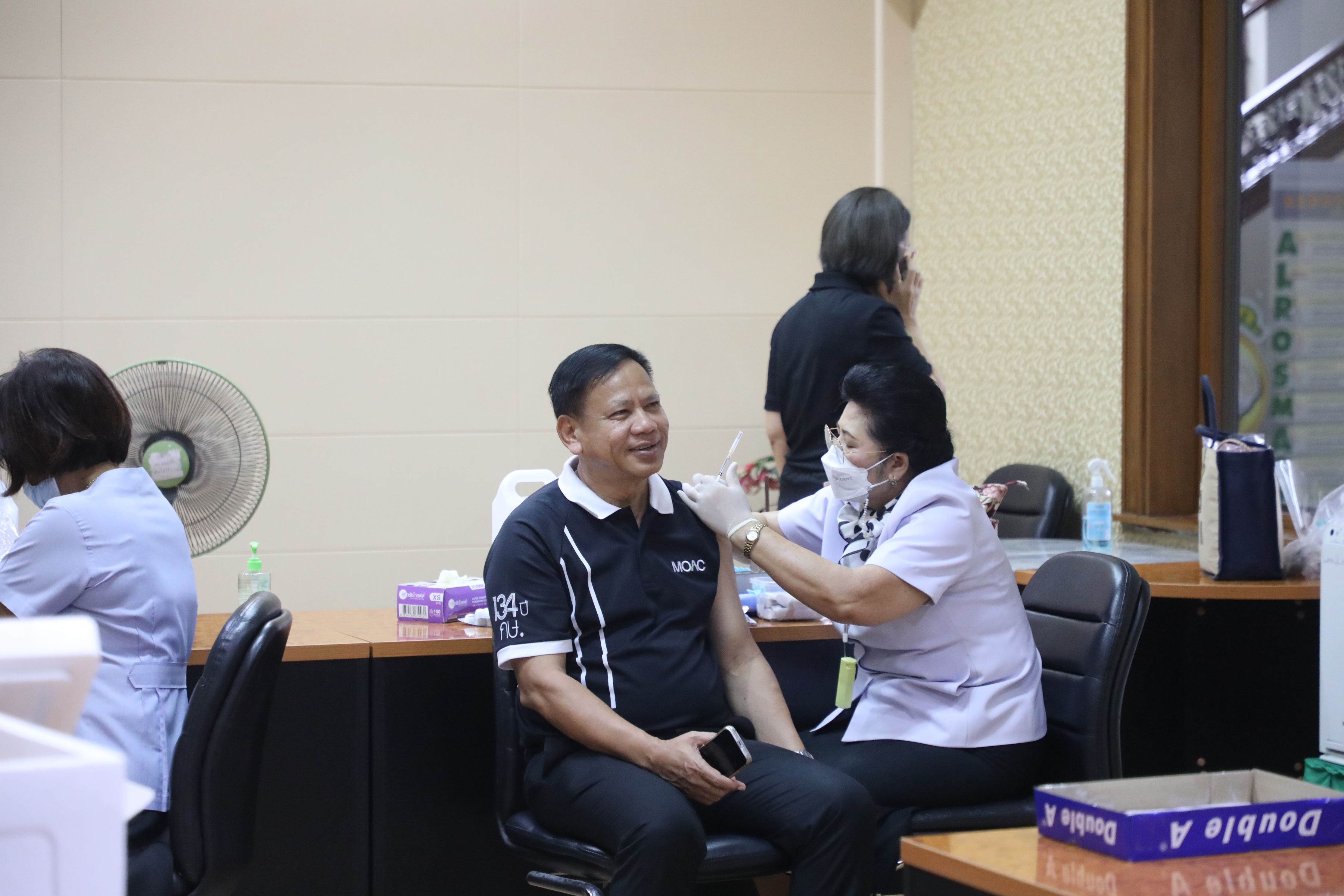 title - ส.ป.ก. จัดสวัสดิการฉีดวัคซีนป้องกันไข้หวัดใหญ่ ชนิด 3 สายพันธุ์ให้กับบุคลากร